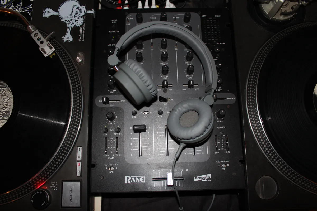 URBAN EARS ZINKEN DJ STYLE HEADPHONES REVIEW