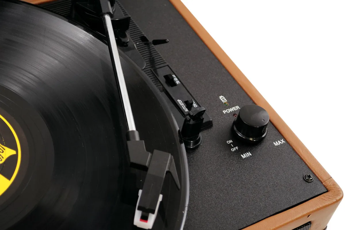 Retro Turntable Combined with Modern Technology